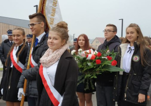Poczet sztandarowy oraz przedstawiciele Samorządu Uczniowskiego.