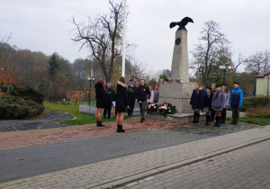 Złożenie kwiatów pod pomnikiem upamiętniającym Marszałka Józefa Piłsudskiego.