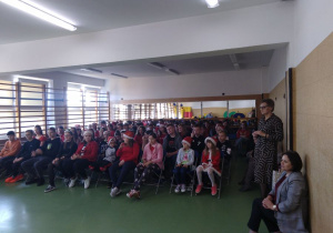 Uczniowie i nauczyciele podczas prelekcji p. Wojciechowskiego..