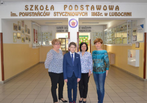Maciej Pietrzyk z panią dyrektor, panią Bożeną Matuszewską - Pająk i panią Elżbietą Skoneczną