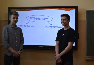 Uczniowie podczas lekcji z ekranem dotykowym