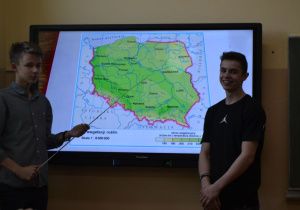 Uczniowie podczas lekcji z ekranem dotykowym
