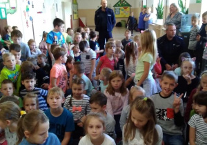 Spotkanie klas I - III z policjantem