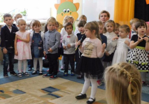 Weronika_Madzio_wita_wierszem_wszystkich_gosci.
