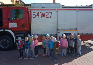 Grupa 4 latki przed wozem strażackim