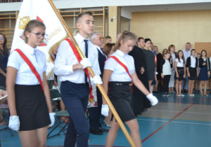 Poczet sztandarowy szkoły.