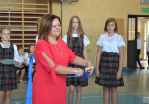 Przecięcie wstęgi przez panią dyrektor.