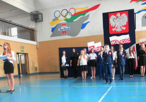 Uczniowie naszej szkoły podczas uroczystości