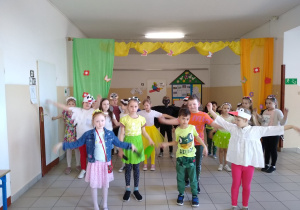 Przedstawienie teatralne "Idzie Wiosna"