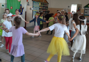Przedstawienie teatralne "Idzie Wiosna"