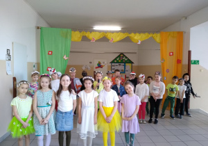 Przedstawienie teatralne "Idzie Wiosna"
