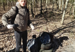 Oprócz mniejszych śmieci, znalezione opony, także w lesie