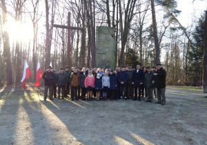 Pamiątkowa fotografia pod Pomnikiem Leśników