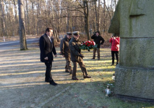 Uroczyste złożenie kwiatów pod Pomnikiem Leśników