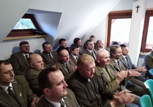 Zgromadzeni leśnicy na uroczystości