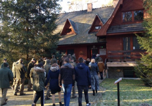 Po złożeniu kwiatów pod Pomnikiem Leśników przejście zgromadzonych do Domu Pamięci Leśników i Drzewiarzy