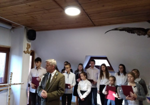 Uczniowie z ZSP w Lubochni z Nadleśniczym Nadleśnictwa Spała p. Jackiem Wojtowiczem