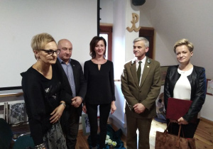 Wspólna fotografia nauczycieli z ZSP w Lubochni z Nadleśniczym Nadleśnictwa Spała