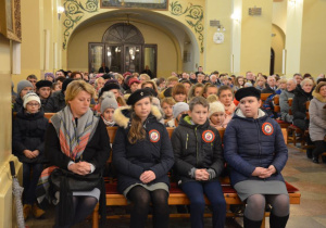 delegacja_uczniow_na_mszy_z_okazji_11_listopad