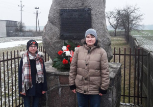 Delegacja uczniów z kwiatami