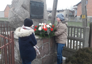 Delegacja uczniów z wiazanką