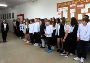 Szkoła do hymnu