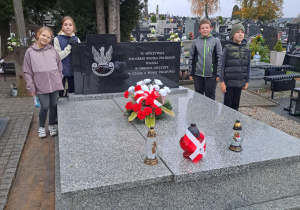 Porządkujemy mogiły na cmentarzu