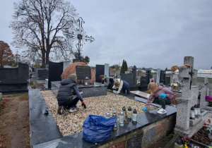 Porządkujemy mogiły na cmentarzu