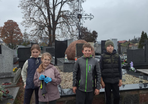 Porządkujemy mogiły na cmentarzu