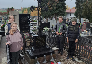 Porządkujemy mogiły na cmentarzu