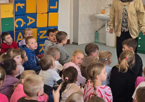 Pierwszoklasiści poznają świat pszczół