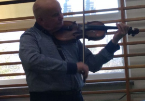 Artysta podczas gry na skrzypcach.