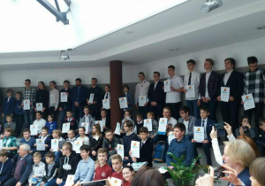 Wspólne zdjęcie z uroczystości rozdania nagród w Konkursie BÓBR w Auli Wydziału Matematyki i Informatyki UMK w Toruniu 