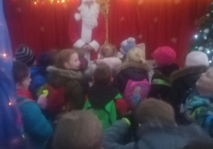 Mikołaj wita dzieci w sali tronowej