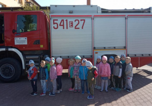 Grupa 4 latki przed wozem strażackim