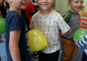 Dzień Chłopaka - taniec z balonem.