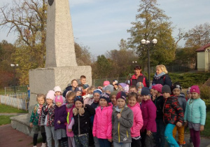 Dzieci z przedszkola przy pomniku poświęconym marszałkowi Józefowi Piłsudskiemu.