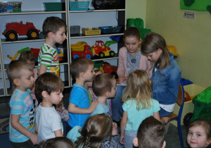 Julka Wójciak i Zuzia Nowak czytają przedszkolakom