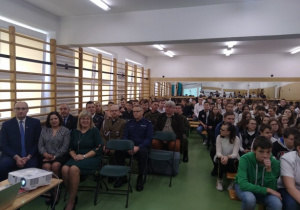 Zaproszeni goście i uczniowie podczas uroczystego apelu