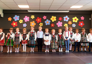 Dzieci biorące udział w uroczystości