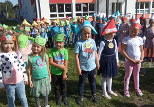 Delegacja przedszkolaków wyznaczona do sadzenia drzewa