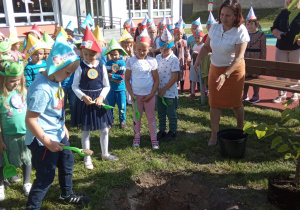 Dzieci wyposażone w łopatki i konewki zabrały się do pacy