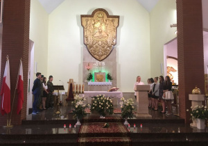Cześć artystyczna poświęcona ofiarom zbrodni katyńskie w kaplicy w Nowym Glinniku