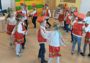 Odkrywcy tańczą Krakowiaka dla Babci i Dziadka