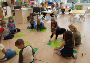 Żabki - wspólne wykonywanie pracy plastycznej.