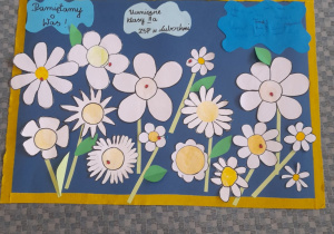 Plakaty przedstawiające wiosenną łąkę wraz z życzeniami dla seniorów.