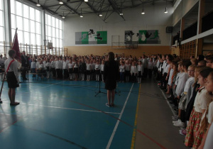 Uczniowie śpiewają hymn Polski
