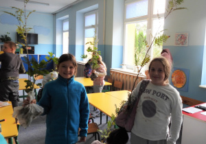 Uczniowie otrzymali od leśników sadzonki drzew.