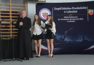 Uroczystość zakończenia szkoły przez klasy ósme