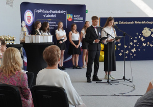Uroczystość zakończenia szkoły przez klasy ósme